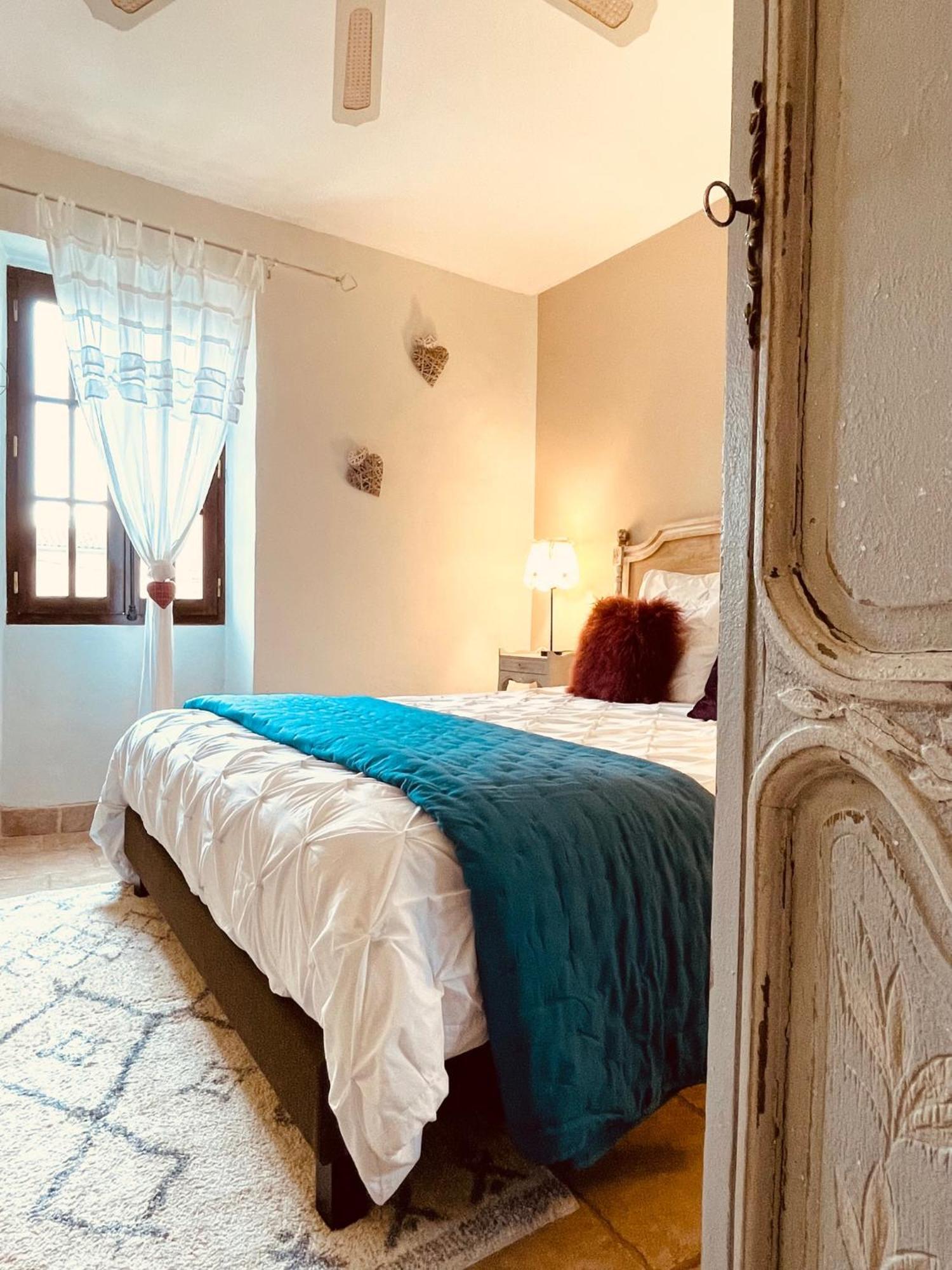 بيرنيه لو فونتينز B&B Temps Suspendu Provence الغرفة الصورة