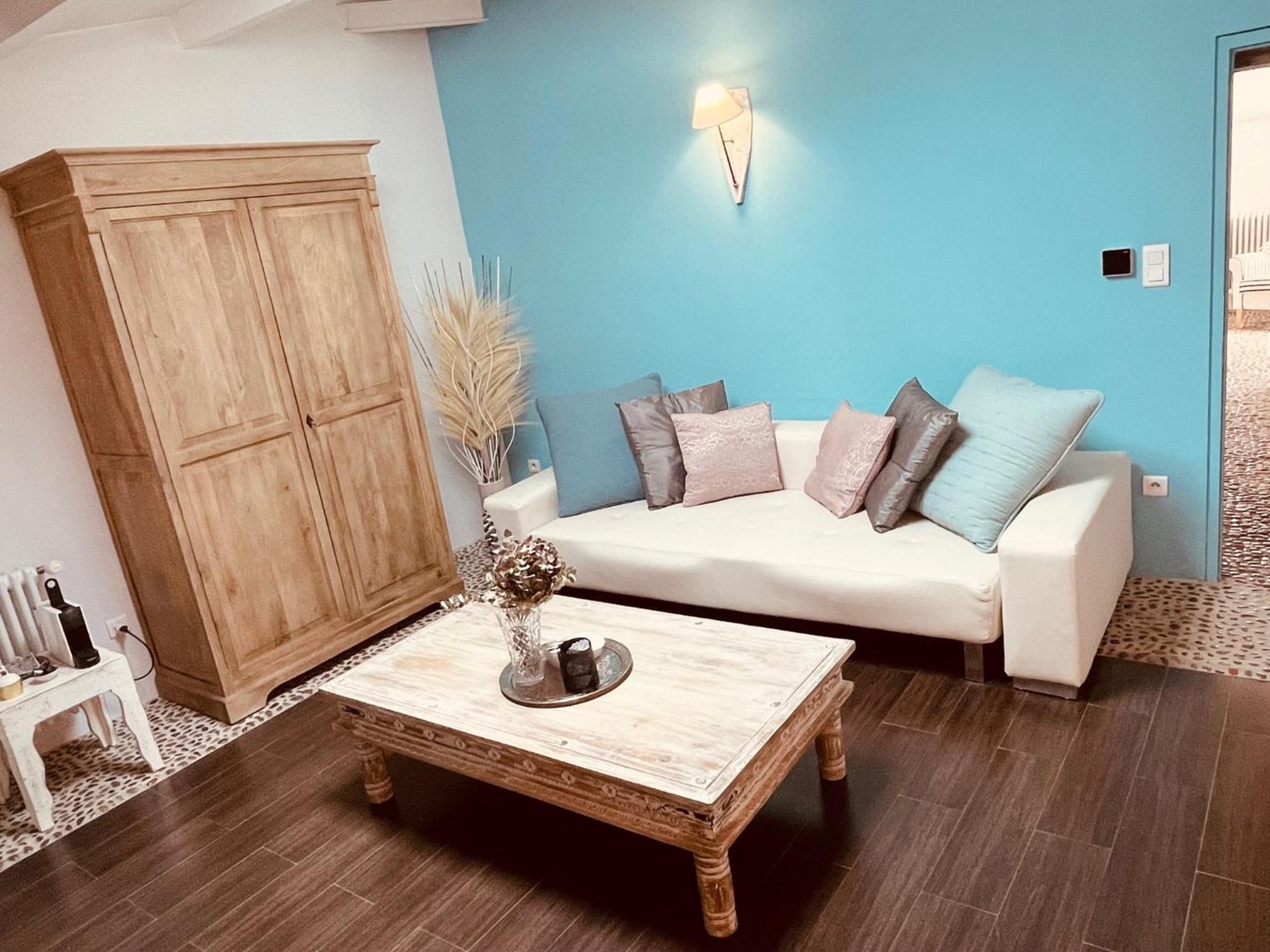 بيرنيه لو فونتينز B&B Temps Suspendu Provence الغرفة الصورة