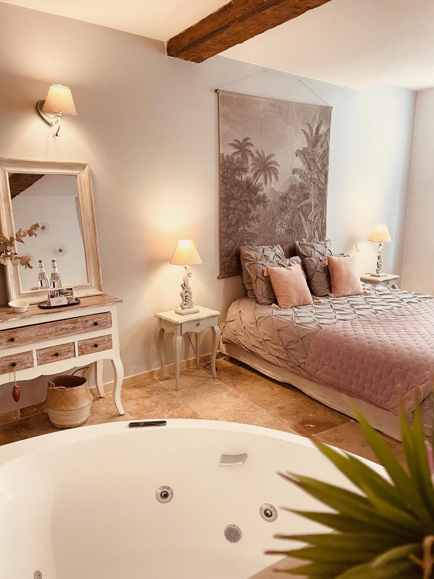 بيرنيه لو فونتينز B&B Temps Suspendu Provence الغرفة الصورة