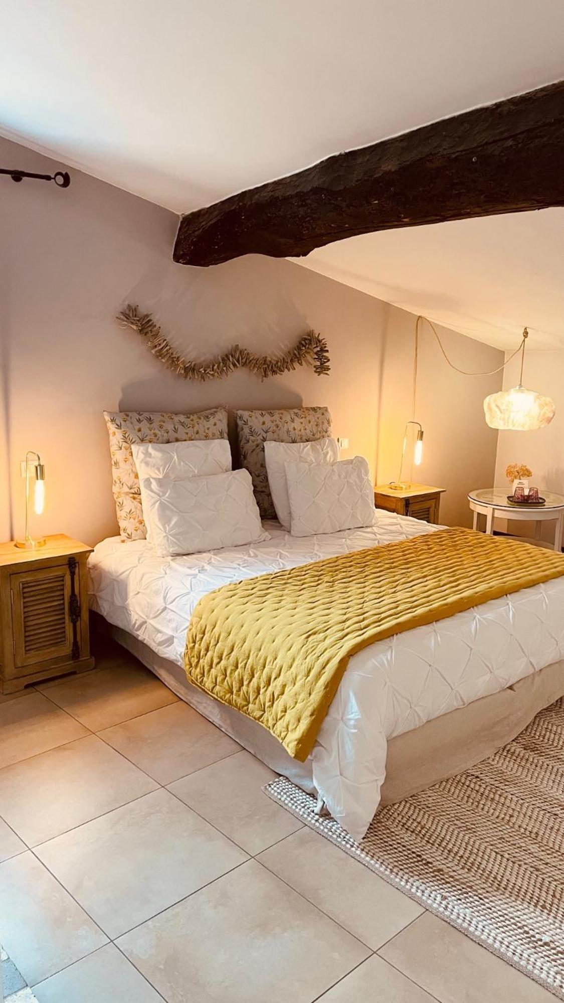 بيرنيه لو فونتينز B&B Temps Suspendu Provence الغرفة الصورة