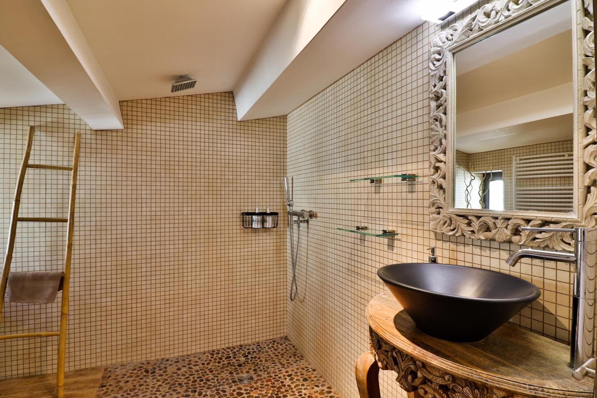 بيرنيه لو فونتينز B&B Temps Suspendu Provence الغرفة الصورة