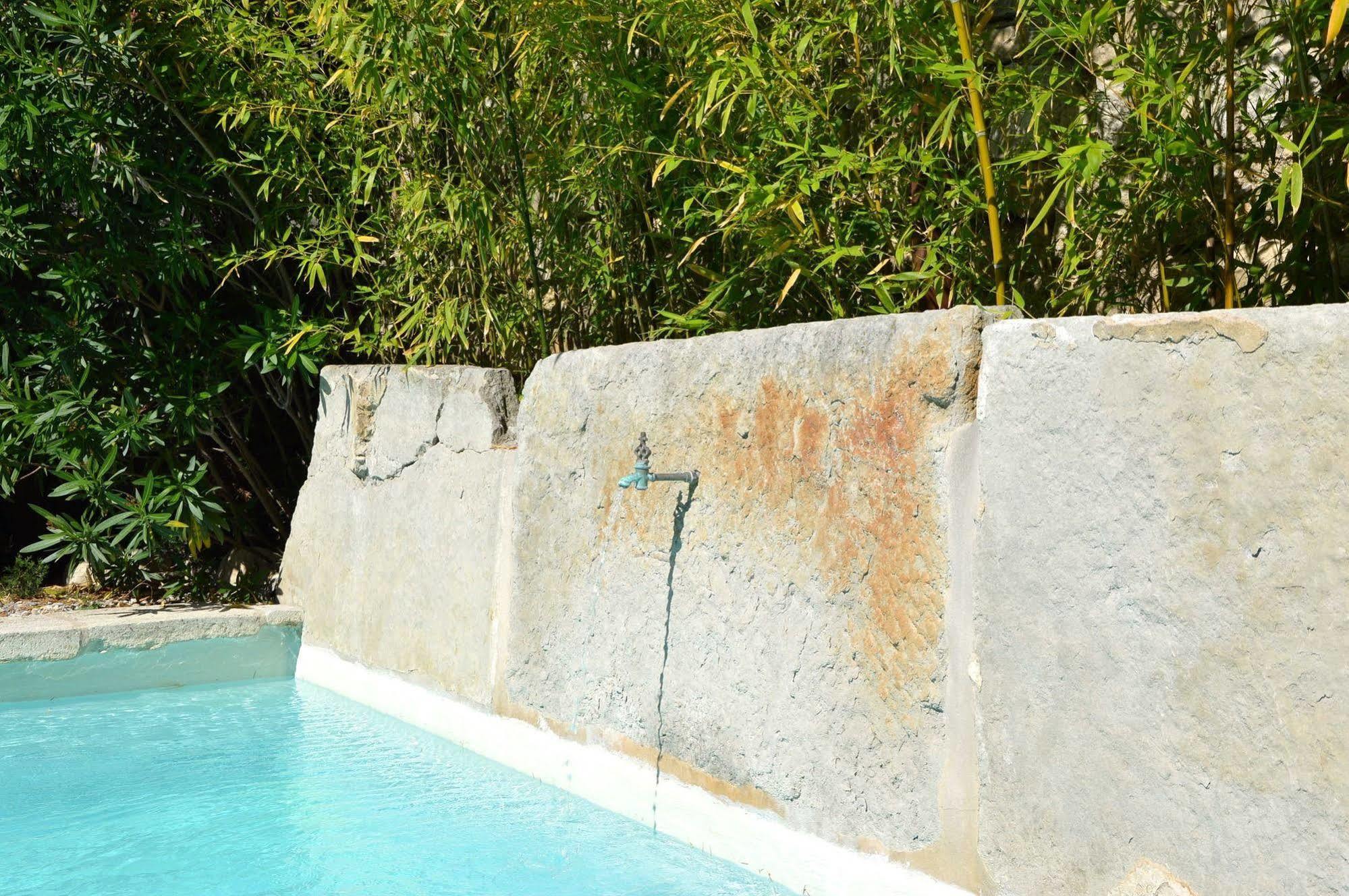 بيرنيه لو فونتينز B&B Temps Suspendu Provence المظهر الخارجي الصورة